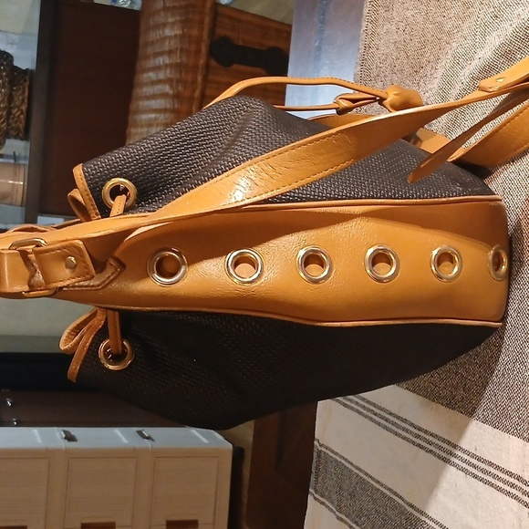 Stylish Black and Tan Men's Bag - Picture 5 of 16